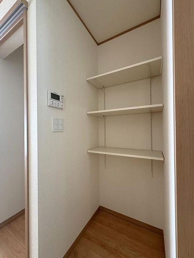 可動棚は高さを自由に変えられるので、収納するものを選ばず便利に使えます♪整理整頓もラクラクです♪