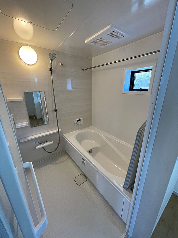 床の乾きやすい1坪タイプの浴槽♪足を伸ばしてゆっくり入浴ができます。浴室暖房機能付きで冬でもあったたかいです。また、乾燥機能で洗濯物干しコーナーとしての用途も可能♪