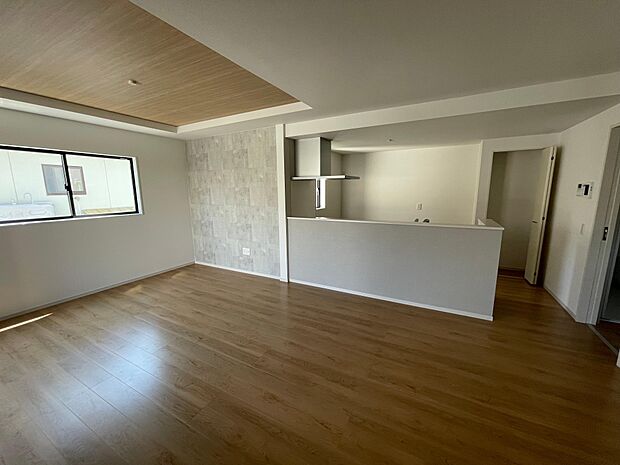 毎日の疲れを癒してくれるリビング♪彩光とプライバシーを考えた窓の配置でゆったりと家族と団らんができます♪家事スペースには大きな納戸付きでお米も調理器具もたくさん収納できます。