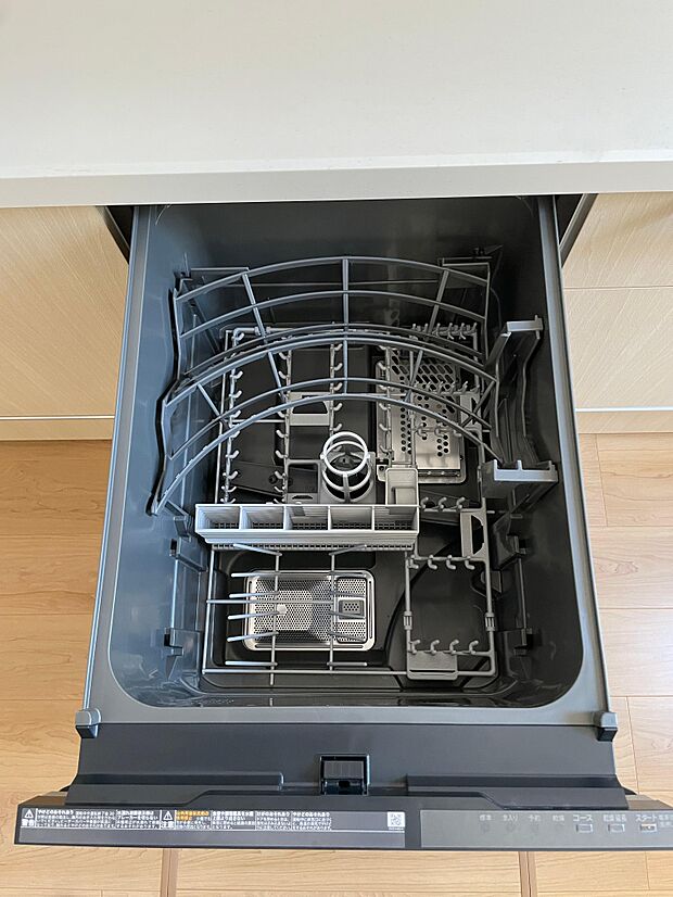 食洗機は家事の大きな仕事の洗い物をやってくれるとても便利な機械です♪ビルトインタイプですっきりとした見た目ですが、大容量でたくさんの食器が入ります♪乾燥機能もついていますので、食器の水気を拭く手間もあ