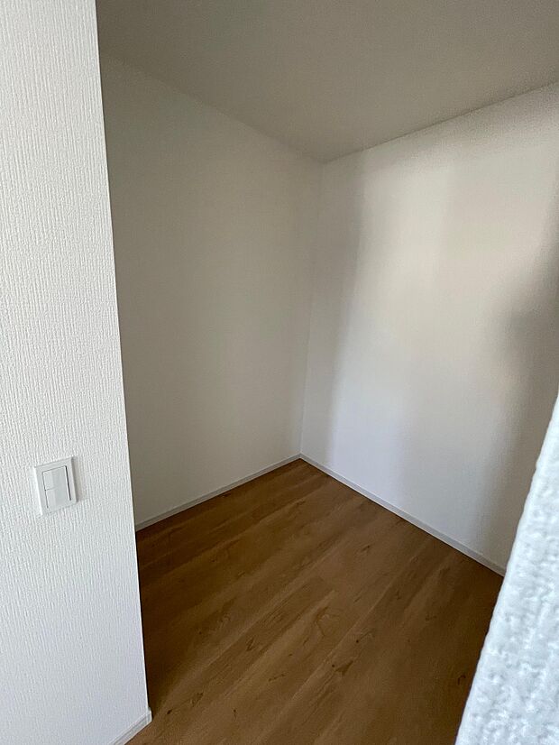 ウォークインクローゼットは洋服も小物をたくさん収納できます♪