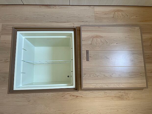 キッチン部床下には収納が付いています♪瓶詰めの食品や缶詰などの保管に最適です♪