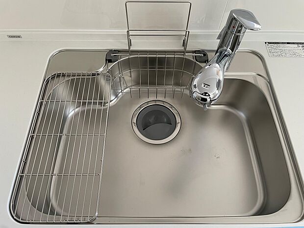 たっぷり食器が入るシステムキッチンのシンク♪シングルレバーなので片手で吐水できます♪浄水カートリッジ対応の水栓です。