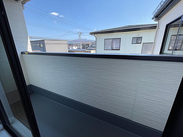 南向きのバルコニーはお布団も干せるゆったりとした大きさです♪椅子を置いて読書も楽しめます♪