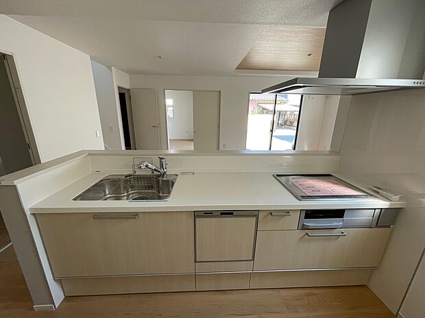 対面キッチンでお子さまの様子を見ながらお料理ができて安心です♪キッチン台は広々していますのでお子さんと一緒に料理も楽しめます♪