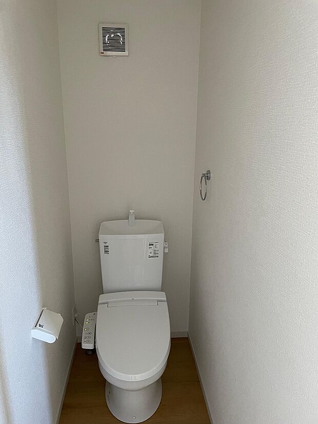 2階にもトイレがあるので混み合う朝も安心です♪ウォシュレット機能付き♪