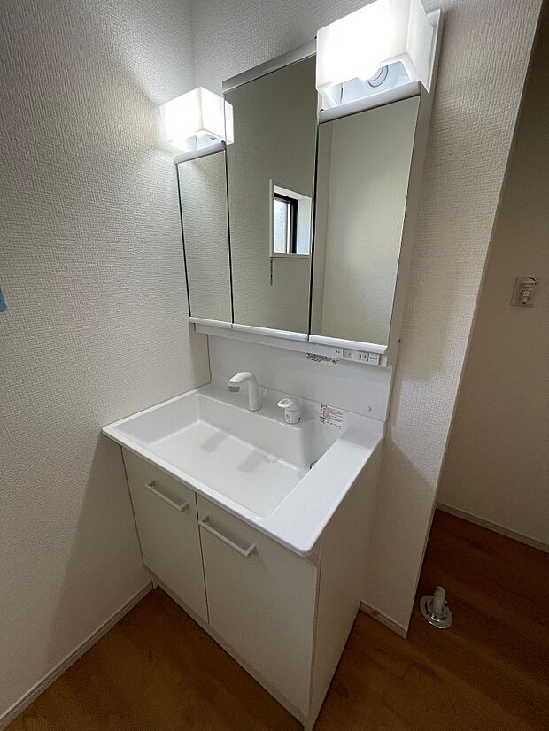 三面鏡の洗面台は鏡の裏が収納になっているため、化粧用品がたっぷり入ります♪コンセント付きでドライヤーもすぐに使えます♪