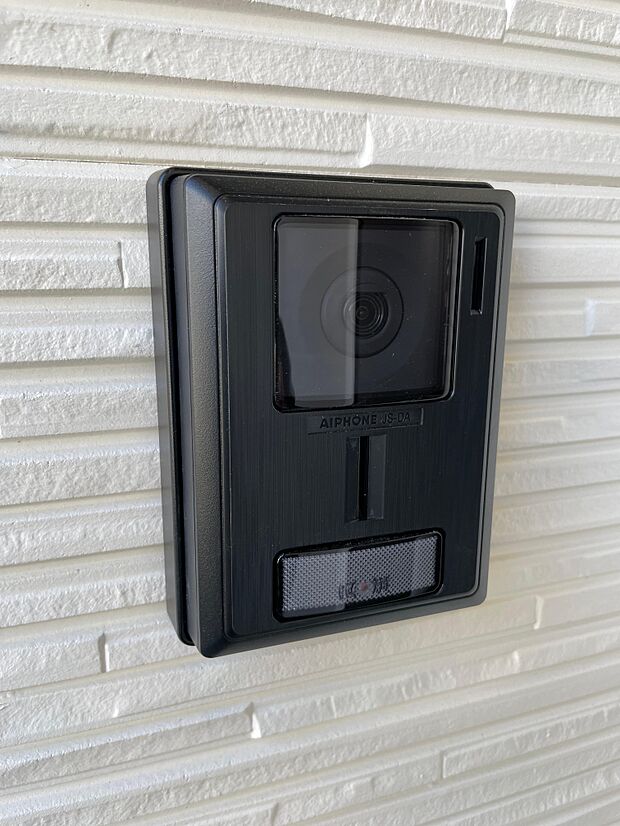カメラ付きインターホン♪夜はライトがつきますのでお顔もはっきり分かります。防犯も安心です。