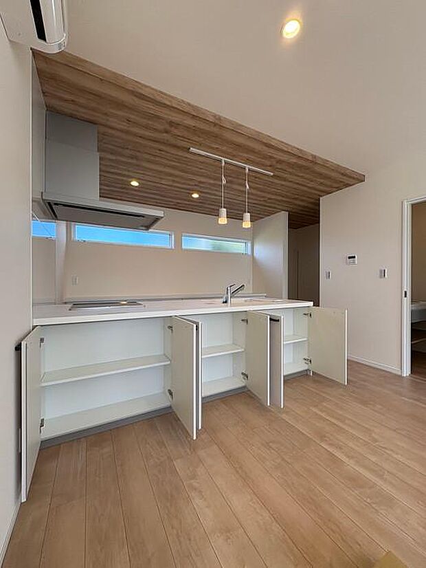 リビング側の収納スペースは、容量もあるので、物が多くなりがちなリビングの小物を収納しやすいです♪扉を閉めるとスッキリとした空間へ♪