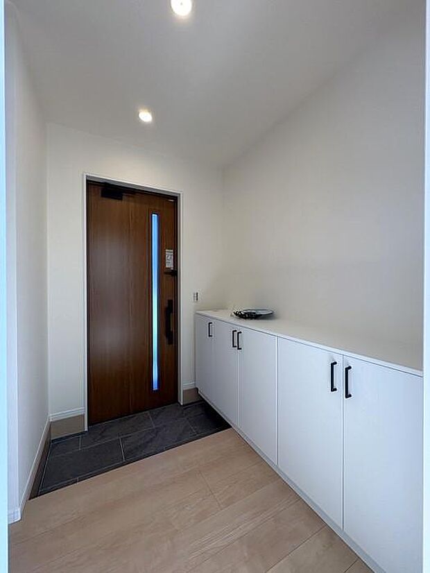 採光用の窓のある玄関は、明るくとても広々とした造りです。玄関ドアはYKK製品を採用。リモコンキー・タグキー式で、お車と同じような使い方ができ、とても便利です♪