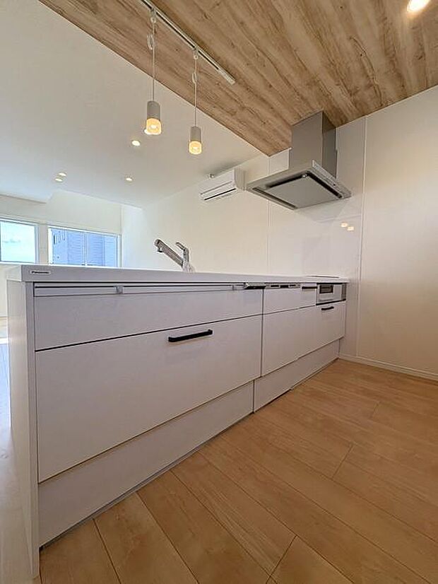 『Panasonic製』のキッチンを採用。コンロ前の壁を無くし、ふらっとにすることにより、収納スペース・作業用スペースを造り、開放感のある仕様に仕上げます♪