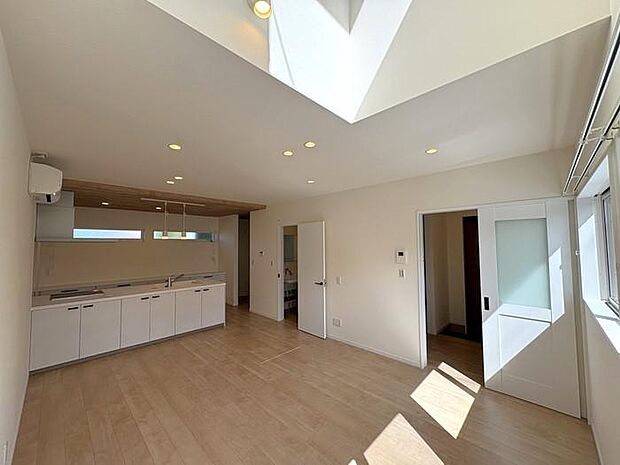 約16帖のLDKは全体が明るく感じられる『白』を基調とした仕様にしています。一部に吹き抜け部分を設けることで、自然光や風を取り入れやすい開放的な空間となりました♪