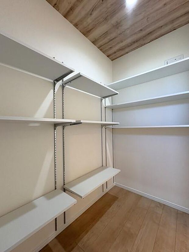 キッチン横にあるユーティリティです♪日常品の収納から備蓄品まで収納しやすい広さにしております♪