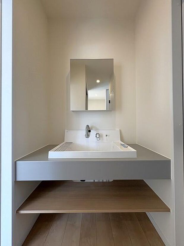 底が広くて大容量の洗面ボウルと、使いたい位置にくるりと回せる水栓でバケツの水汲みや衣類のつけ置き洗いはもちろん、2人並んでの身支度もしやすい!スタイリッシュで使いやすいカウンター洗面です♪