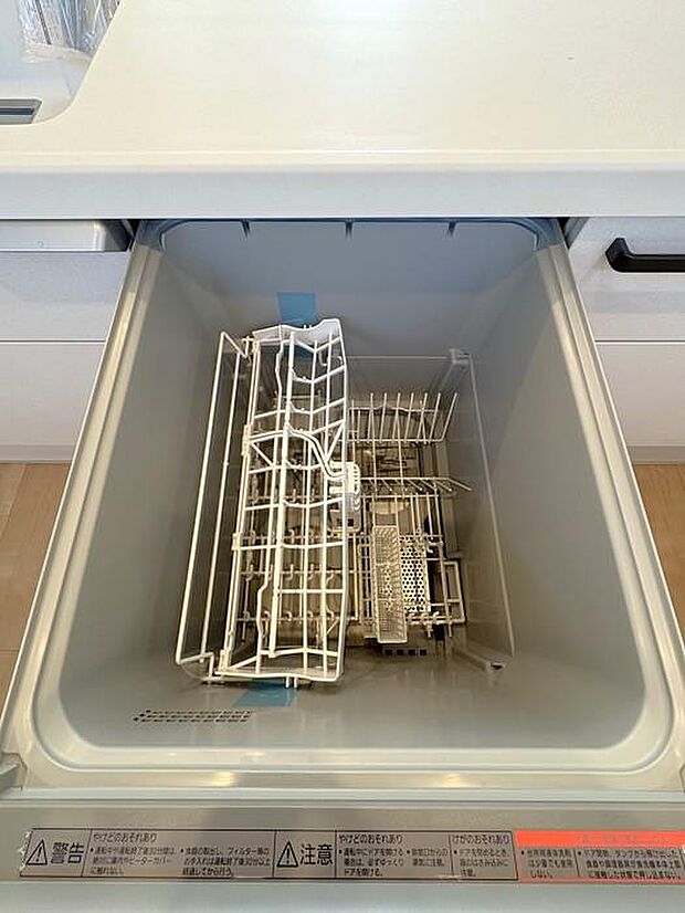 SUMiTASの新築戸建には食洗器が備え付けられております♪食器を洗う時間を短縮♪家族との憩いの時間に繋がりますね♪