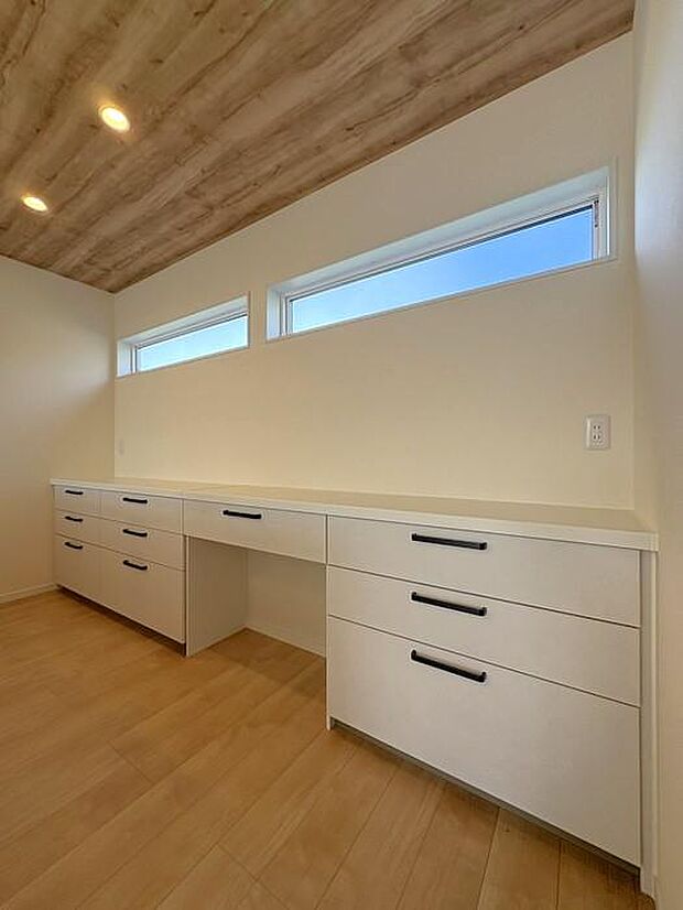 SUMiTASブランドの新築住宅には、キッチンのカップボードが備え付けです。上部・下部の二段に分け、ゴミ置き場スペースも用意した収納です。ものが多くなるキッチンを広く使えるための工夫です♪