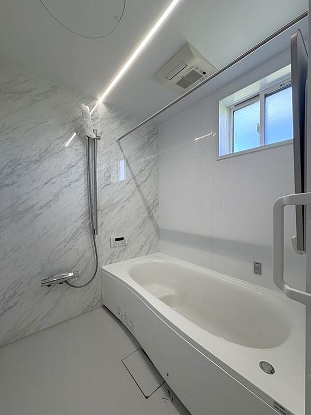 換気設備は、浴室乾燥・暖房・涼風・換気付!オートルーバー採用で、浴室内の隅々まで空気を届け循環させる事で、浴室内をしっかり換気してくれます♪お洋服の乾燥にも貢献で家事時短です♪