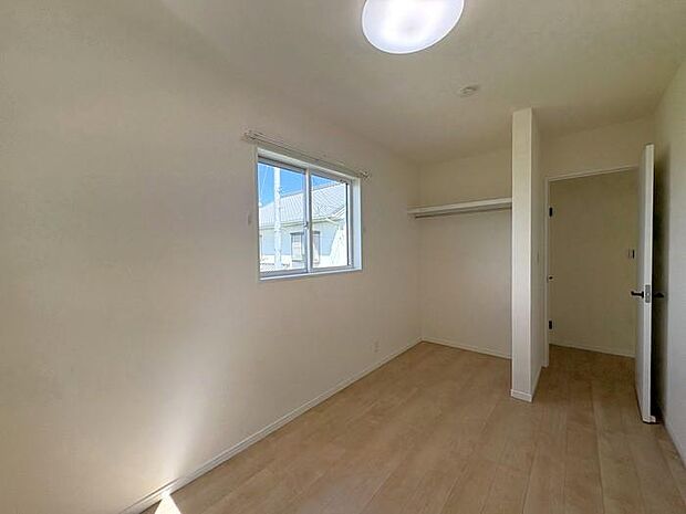 2階にある約5.6帖の洋室です♪採光・換気用の窓が2か所設置されており、通風・採光良好です♪