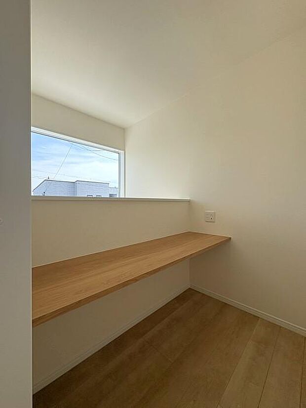 吹抜けでリビングとつながっているので、家族の気配を感じつつ、一人の時間も楽しめます♪書斎やワークスペース、お子様の気配を感じられるキッズスペースとしても活躍してくれます♪