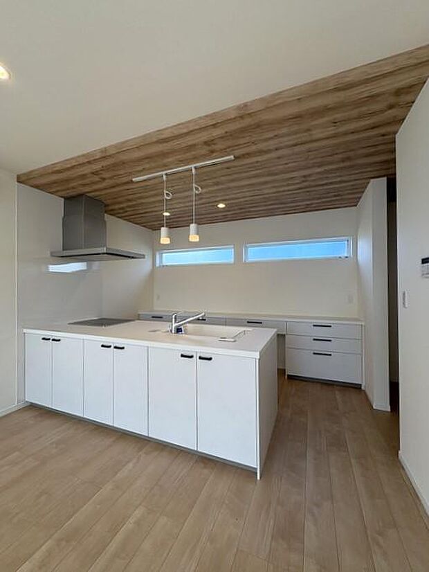 耐震等級3相当♪地震に強いお家です♪建物前に駐車場スペースを設け、陽当たりが良くなるように配置しました♪駐車2台可です♪