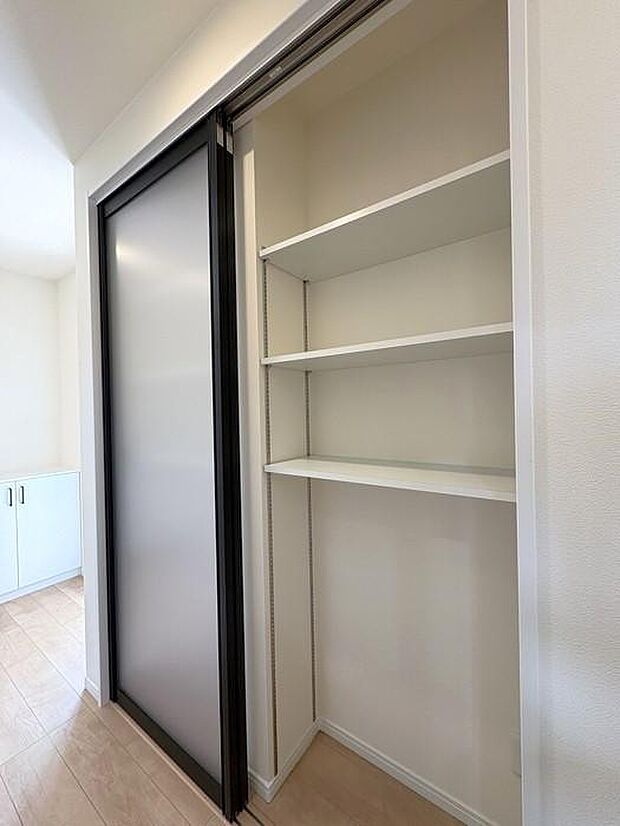 玄関近くの廊下収納♪日用品のストックや季節家電、防災用品など日常的には取り出さないものを収納し、居室が散らかってしまうことを防ぎます。可動棚になっており、収納するモノを限定せずに使うことができます♪