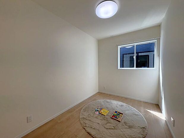 2階にある約5.6帖の洋室です♪収納スペースは建具を無くしオープンな仕様。限られたお部屋内のデッドスペースを無くすとともに、お部屋全体が広く見渡せる仕様です。