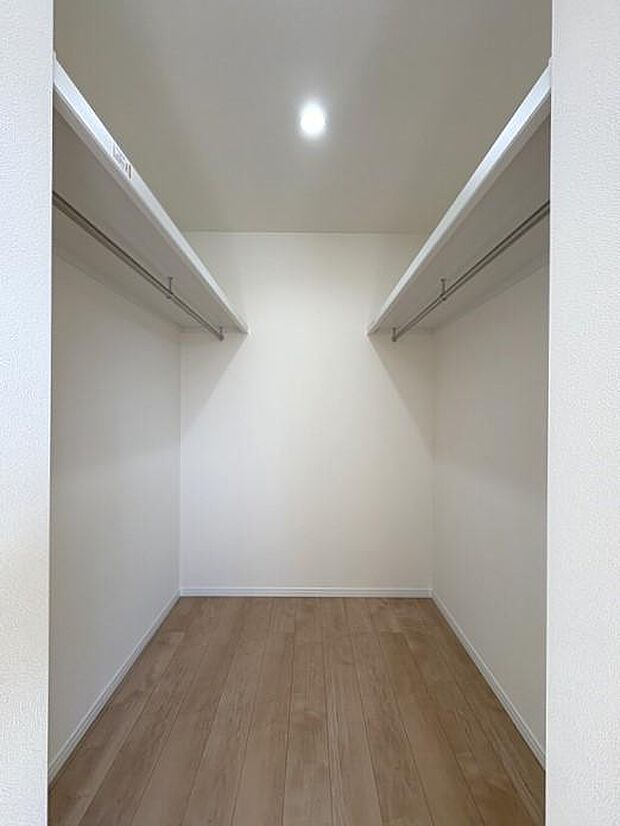2階約5.3帖洋室にあるウォークインクローゼットです♪洋服の収納に便利なハンガーパイプ付♪ライトもあるので、時間を気にせず収納することが可能です♪