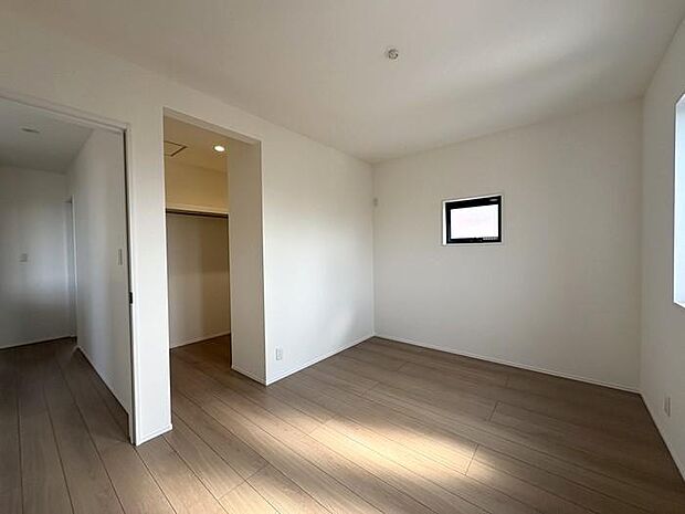 2階にある約6帖の洋室です♪