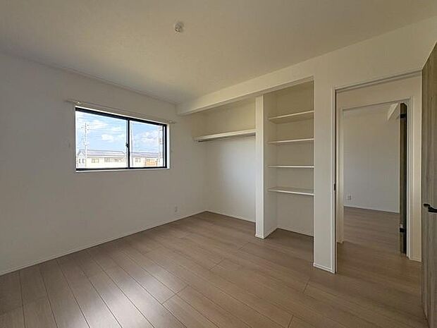 2階にある約6帖の洋室です♪