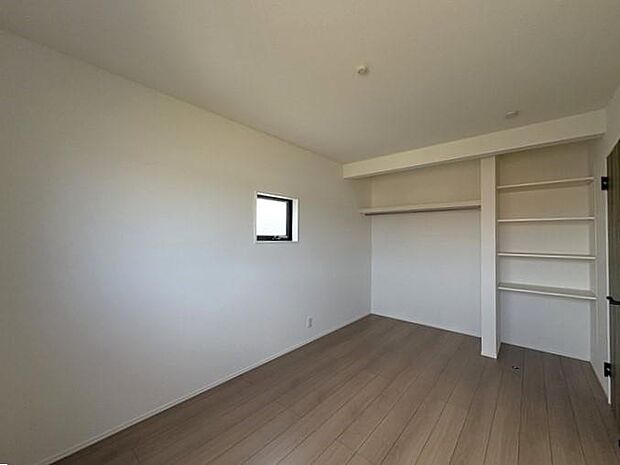 2階にある約6帖の洋室です♪