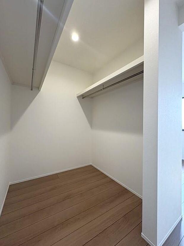 2階約6帖にあるウォークインクローゼットです♪