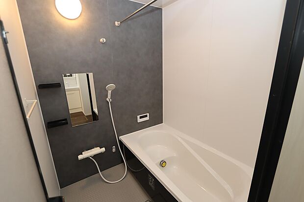 足が伸ばせる浴槽は、1日の疲れを癒してくれます♪