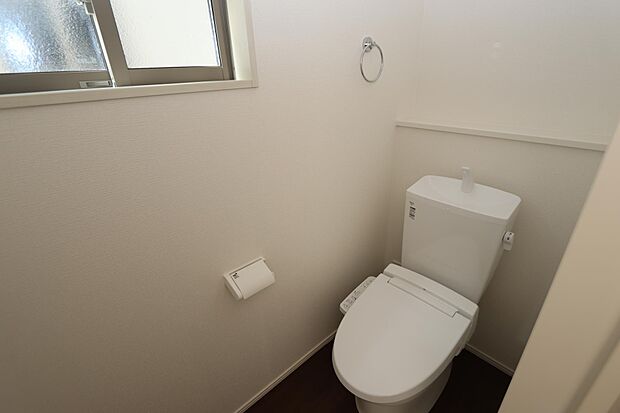 写真は1階トイレですが、2階にもあります♪