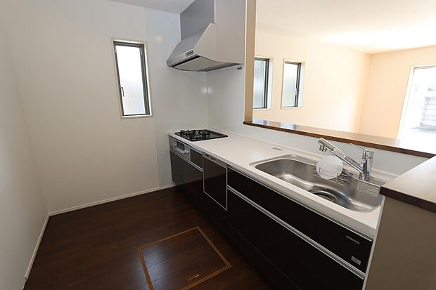 飲み物や缶詰の保存に便利な床下収納付き♪