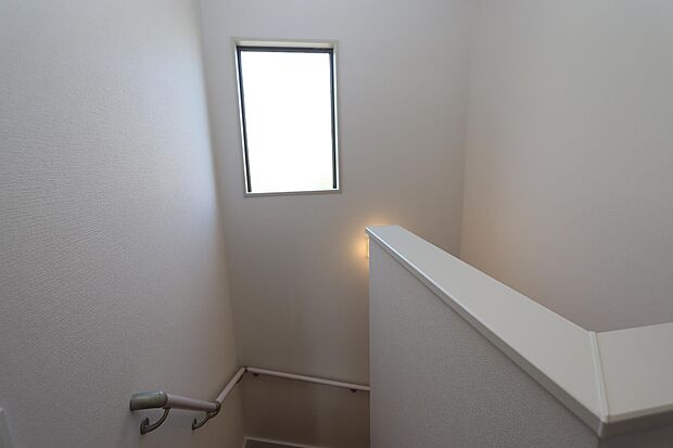 2階の階段スペースに窓があり明るいです♪　