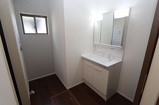 シャンプドレッサーに窓付きの洗面スペース♪