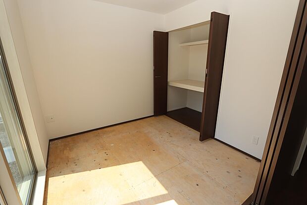 急なお客様が来ても安心な和室スペースは一つあると便利です♪畳は、日焼け防止の為、後日入ります。