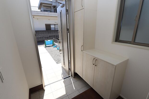 玄関に窓があるので、明るくておススメです♪