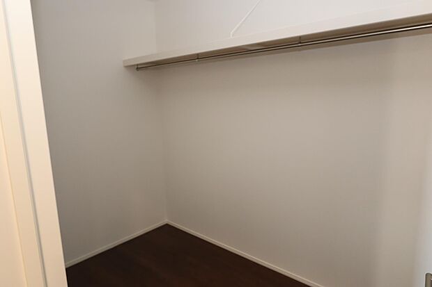 収納たっぷりのウォークインクローゼット