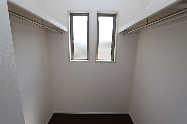 収納たっぷりのウォークインクローゼット