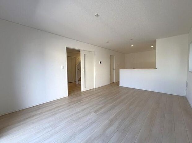 白を基調とした明るいリビングは、家族みんなが自然と集まる団らんの場にぴったりです♪