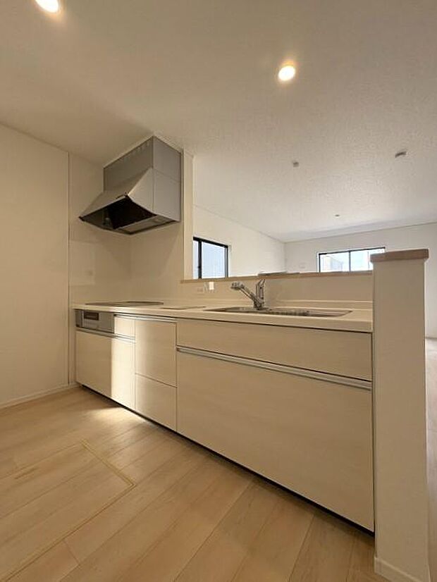 リビングダイニングで遊ぶ子どもたちと会話をしながら家事が出来るカウンターキッチンです♪