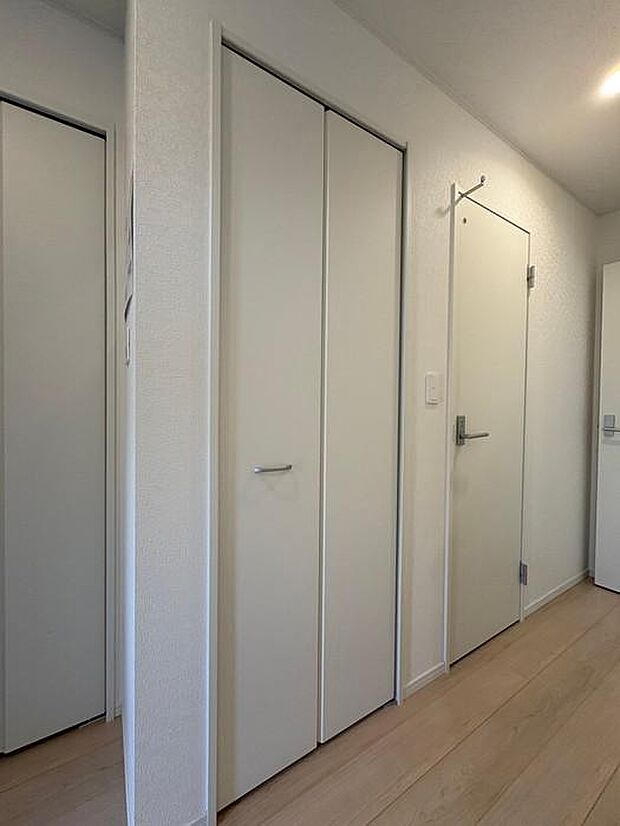 1階玄関近くにある収納スペースです♪玄関周りに収納が充実しています♪靴や小物をすっきり整理できます♪