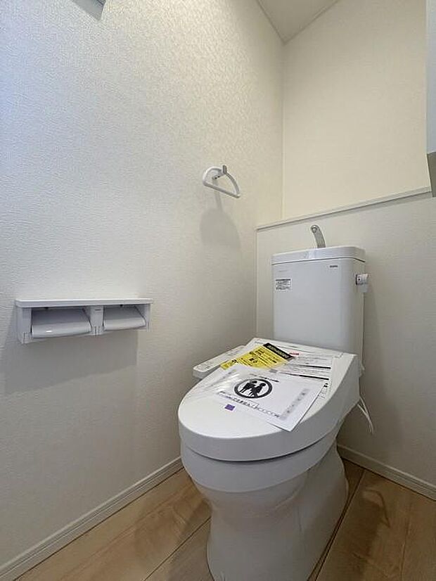 1階のトイレ♪小窓付きで換気や採光ができ、明るく快適に保てる清潔感のある空間です♪