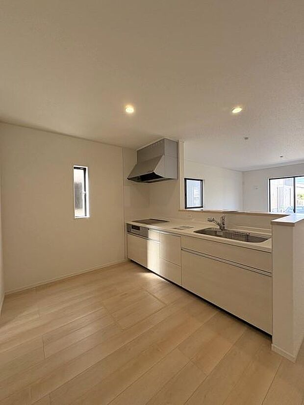 広々としたキッチン♪カップボードはお好みで設置でき、使いやすさや収納量を自由にアレンジできます♪