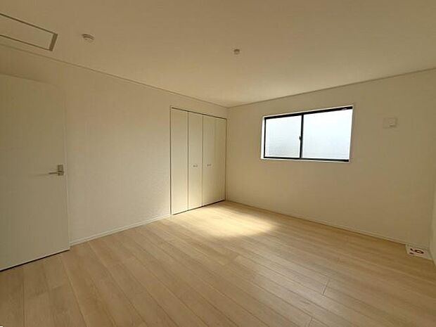 2階にある約9帖の洋室です♪寝室としてゆったり使える広さで、家具の配置もしやすい空間です♪