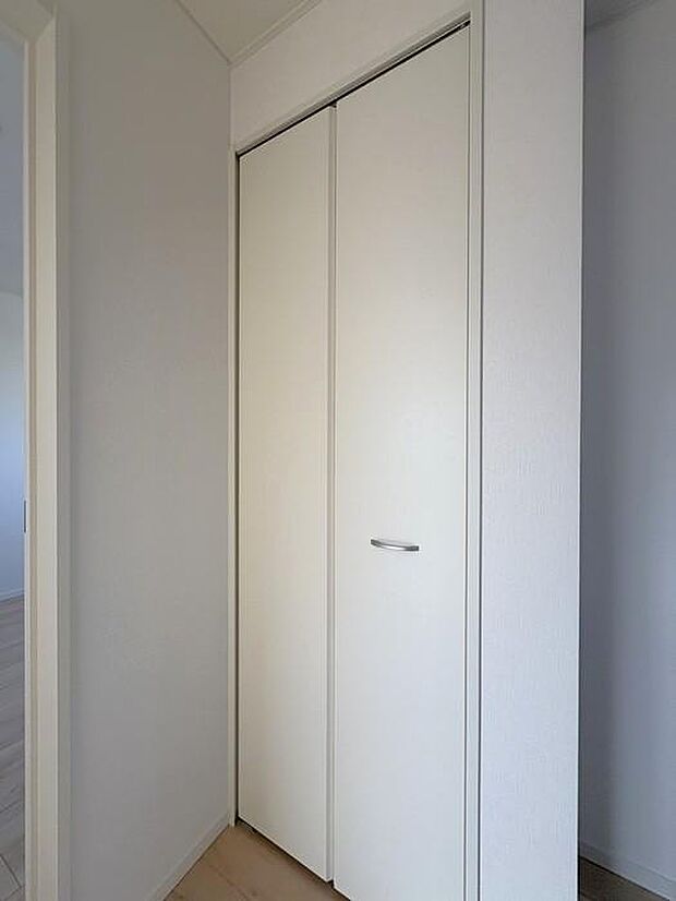 2階廊下にある収納スペースです♪季節物や日用品の整理に便利で、住まい全体をすっきり保てます♪