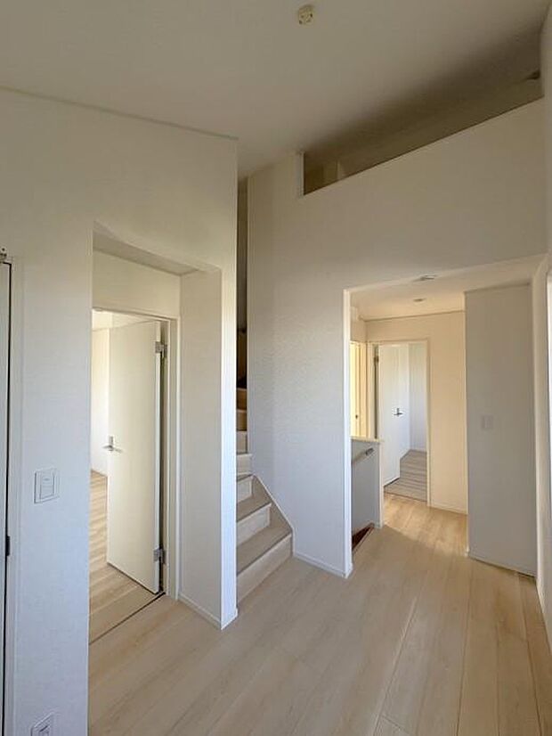 2階バルコニー前のスペースです♪階段を上がると広々としたフリースペースが広がり、小屋裏にもつながる便利な空間です♪