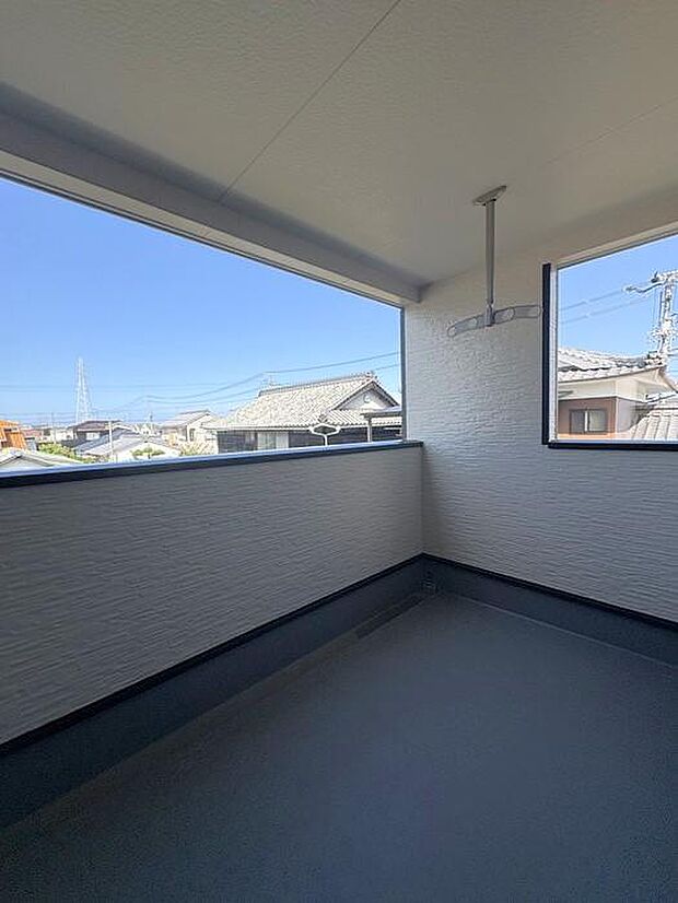 約4帖の広々とした屋根付きバルコニー♪2階廊下から直接出入りでき、洗濯物干しやちょっとしたくつろぎスペースに便利です♪