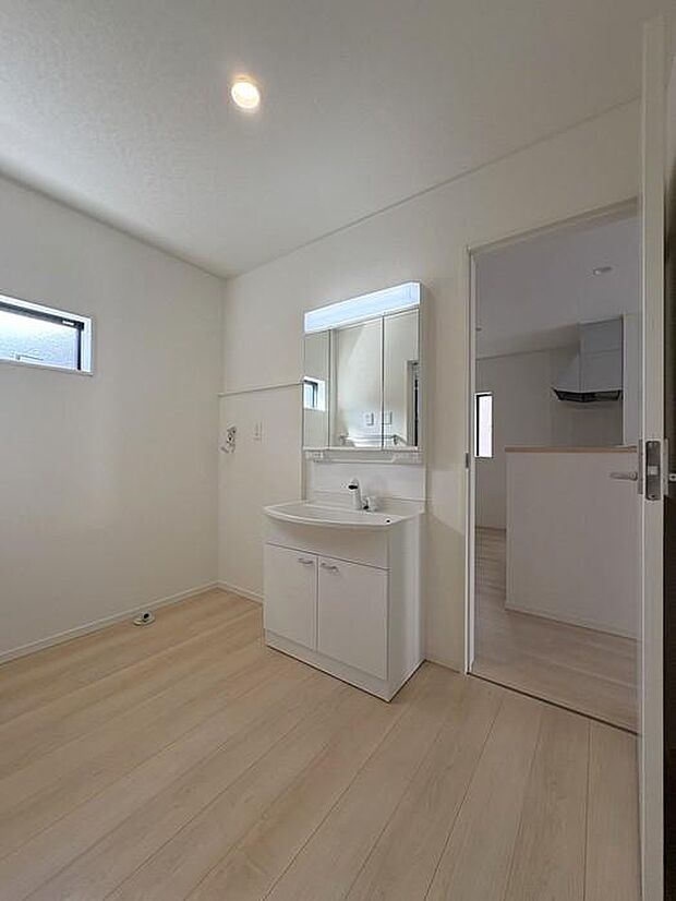 約3畳の洗面所はとても広々としており、洗濯や身支度の動線も快適♪家事もはかどる空間です♪